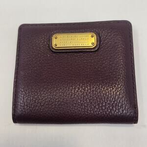 Marc by Marc Jacobs Classic Q Bifold Wallet Single Snap Closure Maroon Leather